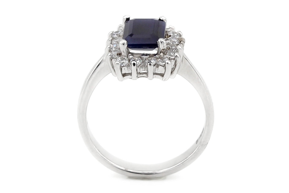 Серебряное кольцо классическое с сапфиром и фианитами 9806, 17 размер, 17, Синий