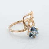 Золотое кольцо Треугольник голубой со скай топазом триллион 11320top, 17 размер