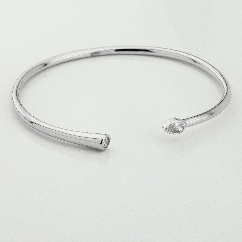 Жесткий открытый серебряный браслет с фианитами b15961