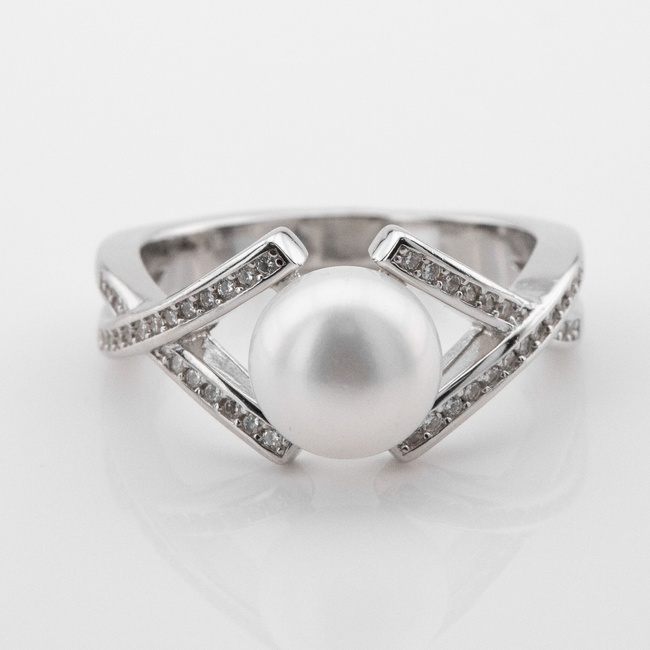 Серебряное кольцо с им. жемчуга и фианитами K11987, 16 размер