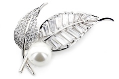 Срібна брошка Листочки з перлами та фіанітами CI18016, Білий