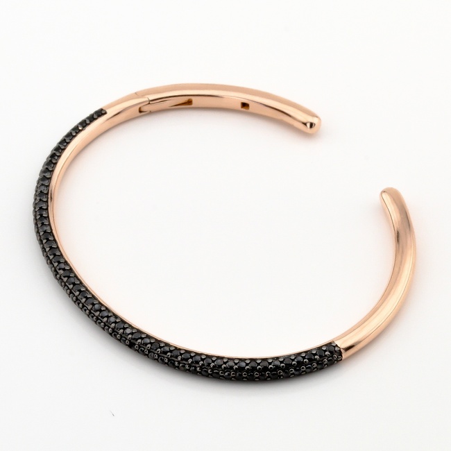 Жесткий серебряный браслет незамкнутый с черными фианитами с розовой позолотой B15529