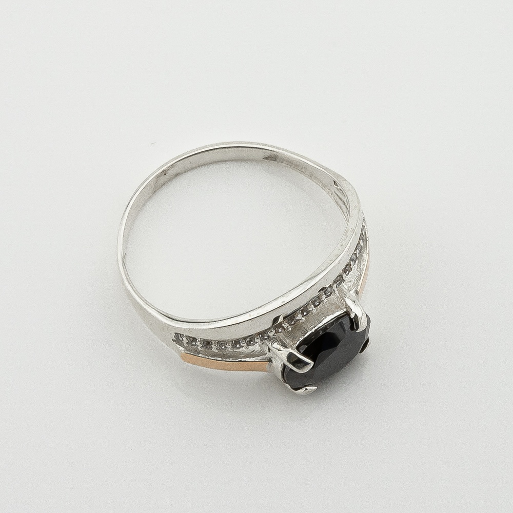 Серебряное кольцо с черным фианитом с золотыми накладками к721ф, 17 размер