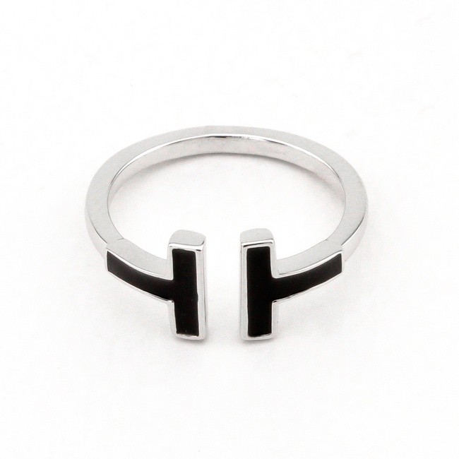 Серебряное кольцо "Т" с черной эмалью K11873, 17 размер