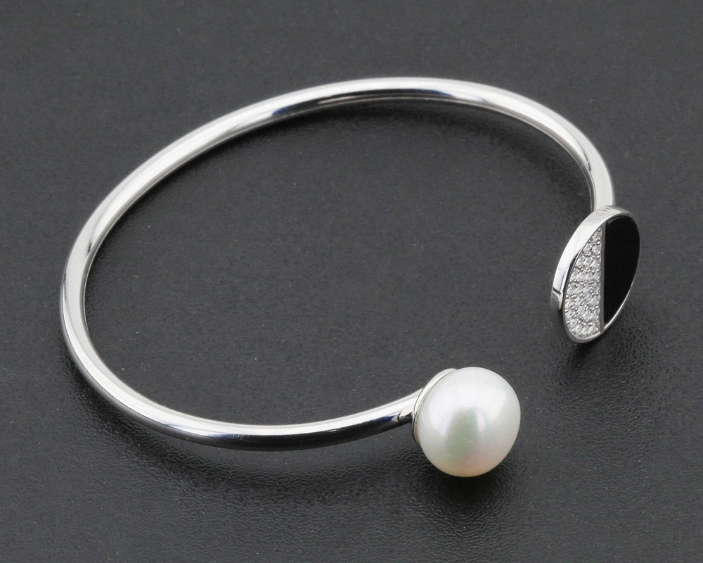 Тонкий браслет из серебра незамкнутый (им. жемчуга; фианиты; эмаль) B15334, Белый