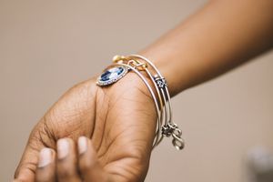 Як правильно носити браслети на руку