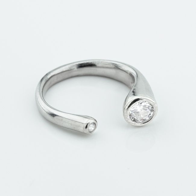 Серебряное открытое кольцо Асимметрия с белыми фианитами k111789,16,5 размер