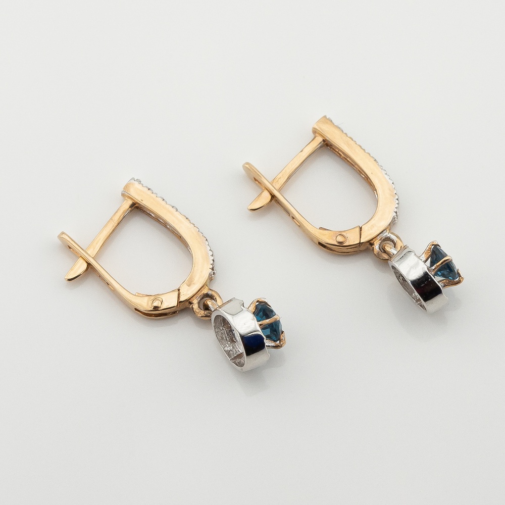 Золоті сережки-підвіски з топазами та фіанітами доріжкою з англійської застібкою 12779ptop, Блакитний