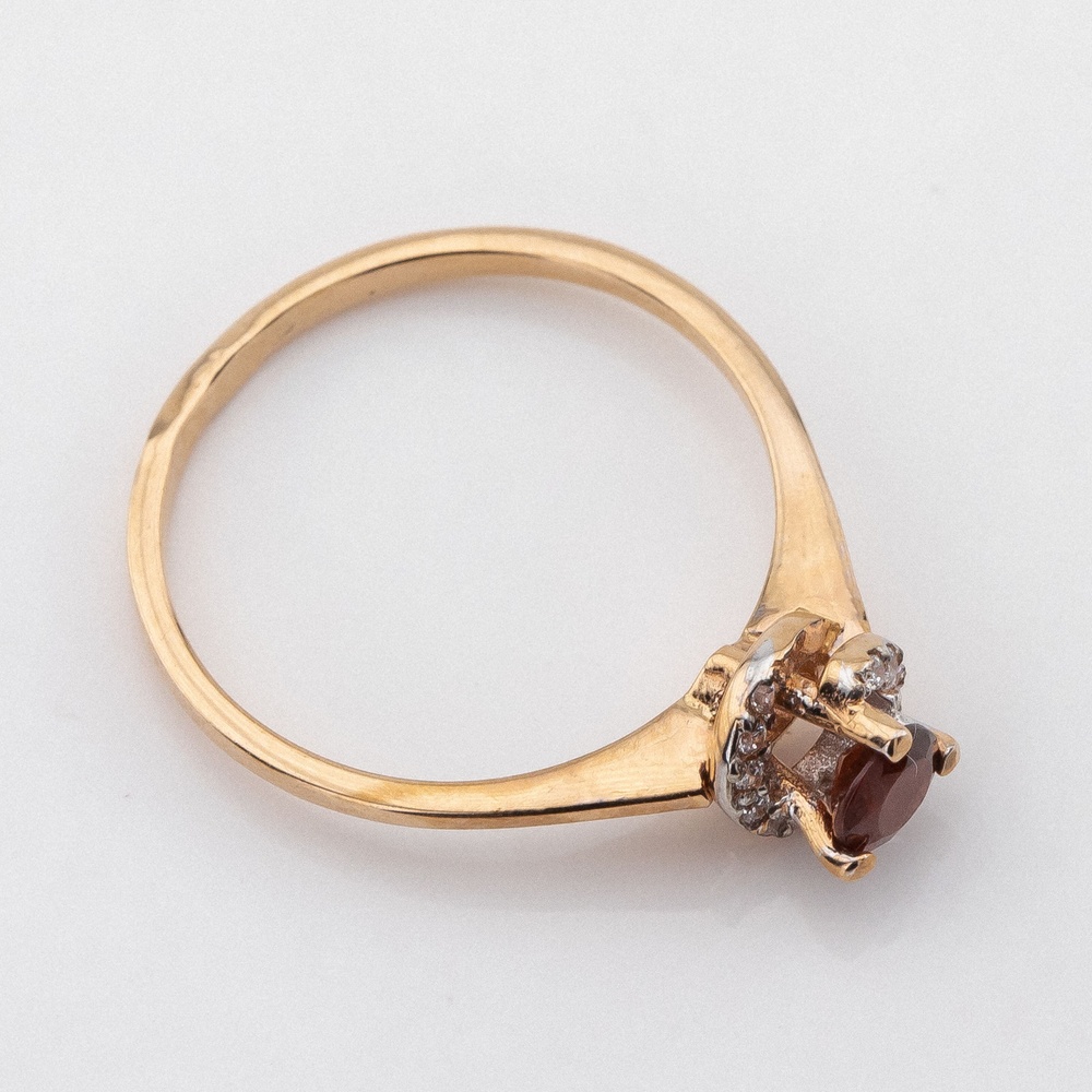 Золотое кольцо тонкое с выступающим камнем гранатом круг и фианитами 11929gr, 16 размер