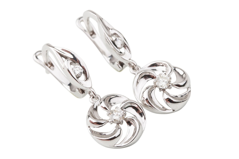 сережки-висюльки з круглими підвісками з білого золота з діамантами EO10144, Білий
