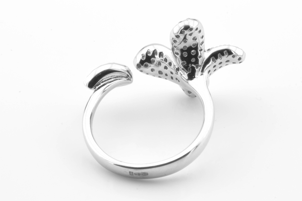 Серебряное незамкнутое кольцо с фианитами Лепесток с цветком СК11052, 17,5 размер