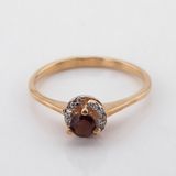 Золотое кольцо тонкое с выступающим камнем гранатом круг и фианитами 11929gr, 16,5 размер