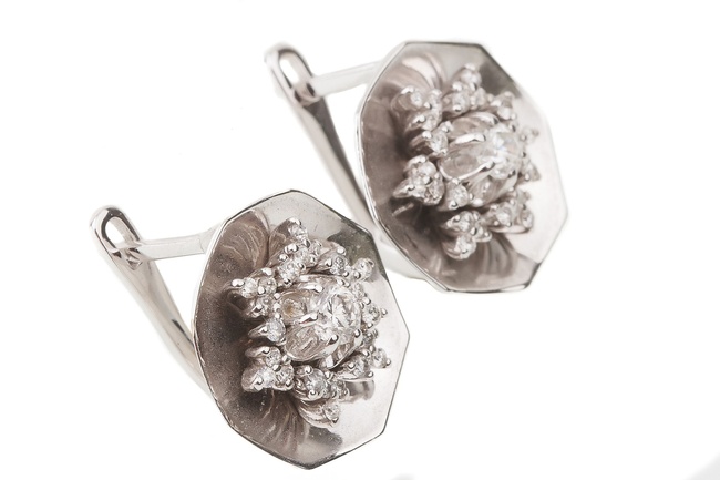 Круглі сережки з білого золота з діамантами у формі квітки EO05660, Білий