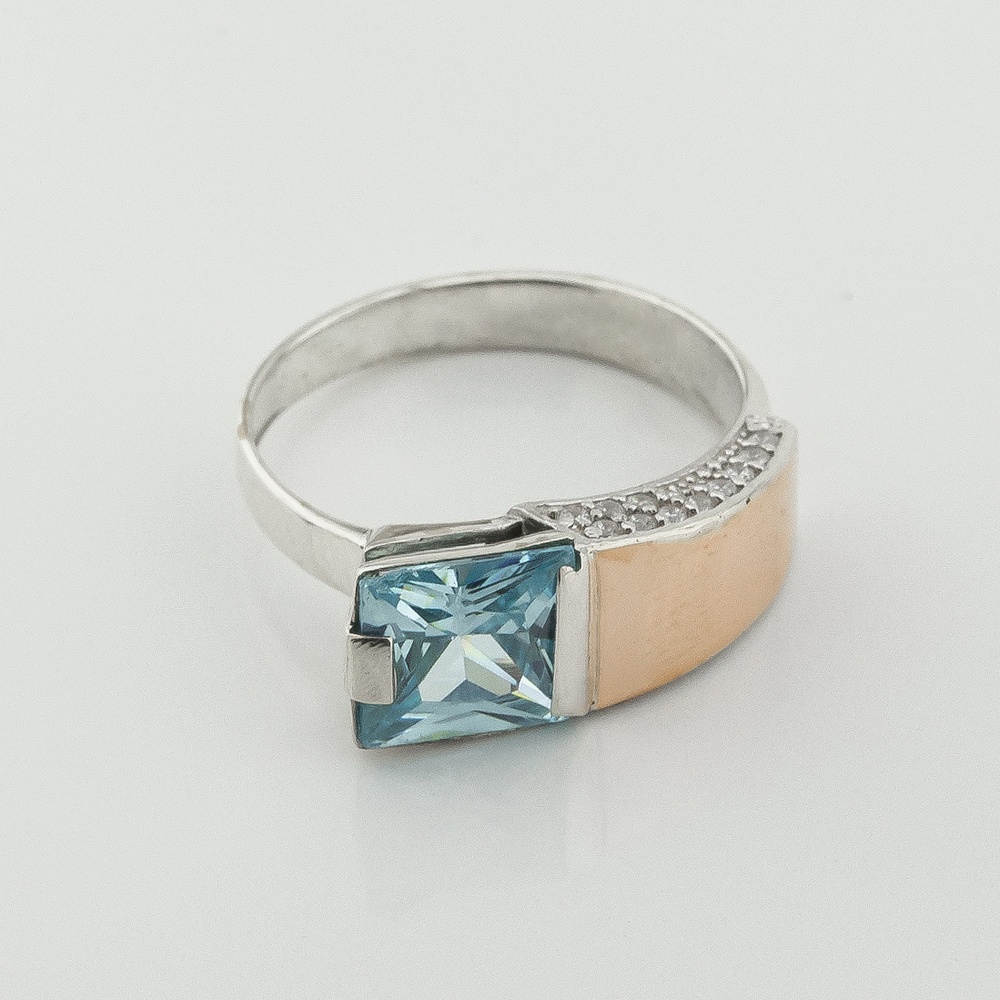 Серебряное кольцо с голубым фианитом с золотыми накладками к506ф, 17,5 размер