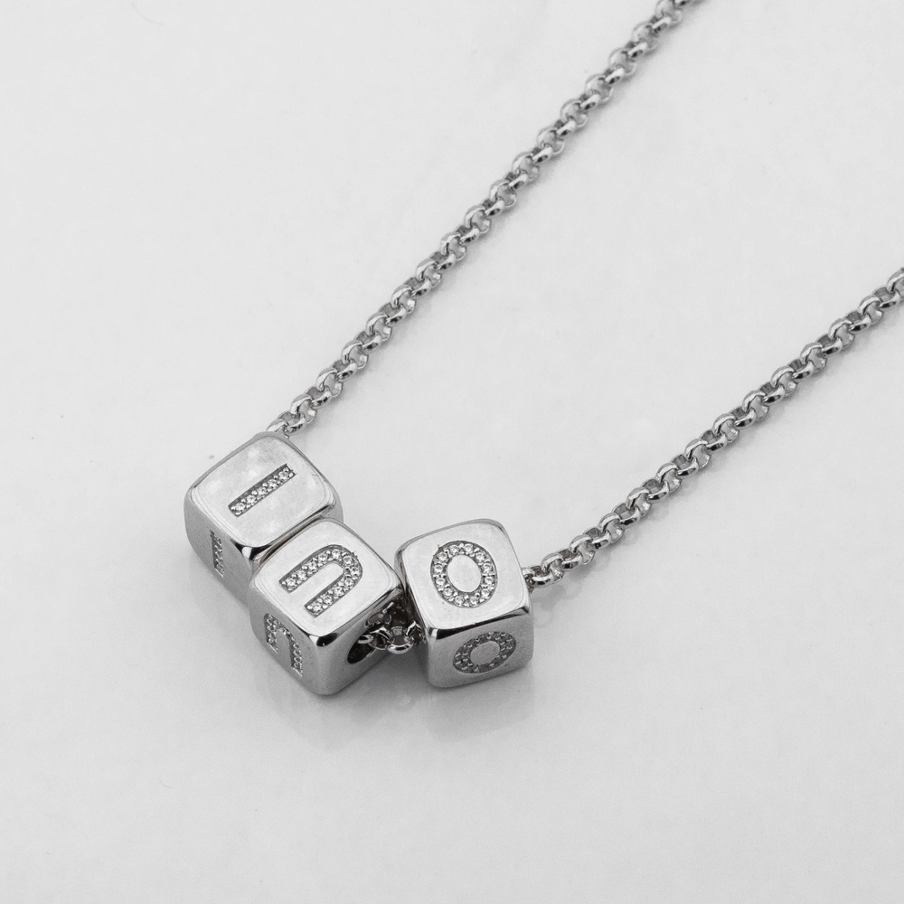 Серебряное колье Три кубика с буквами с белыми фианитами с регулятором ko14609