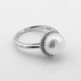 Серебряное кольцо Кружок с жемчугом и фианитами K111715, 16 размер