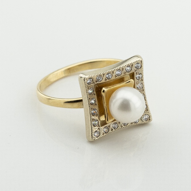 Золотое кольцо Квадрат с жемчугом и фианитами k111809, 16,5 размер