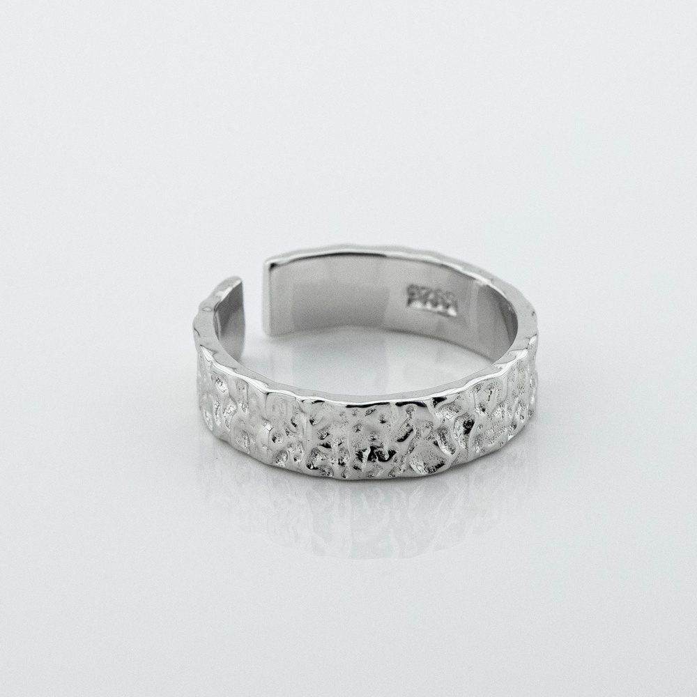 Серебряное кольцо текстурное незамкнутое 3101962, 16 размер