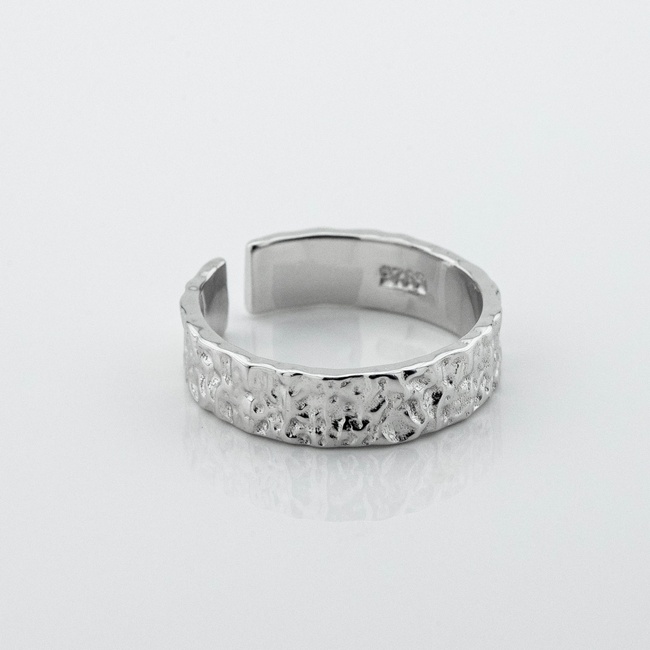 Серебряное кольцо текстурное незамкнутое 3101962, 16 размер