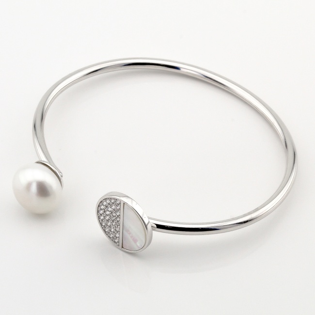 Жесткий серебряный браслет тонкий незамкнутый (им. жемчуга, фианитами, перламутр) B15524