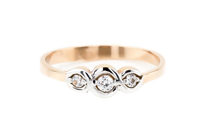 Золотое кольцо классическое с тремя белыми фианитами 11729, 17 размер