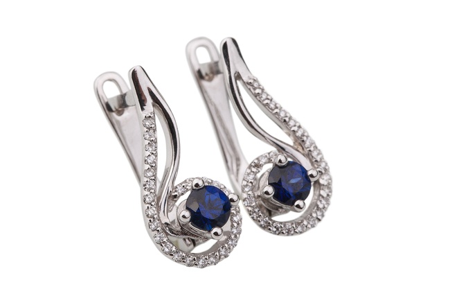 Сережки з синіми сапфірами та діамантами з білого золота фігурні EO09055, Синій|Білий