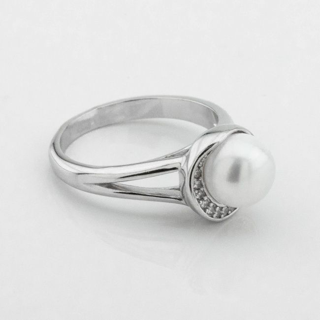 Серебряное кольцо Кружок с жемчугом и фианитами K111706, 16,5 размер