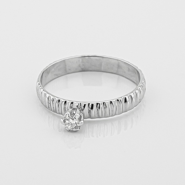Золотое кольцо белое волнистое одним выступающим бриллиантом 111087-2dia, 15,5 размер