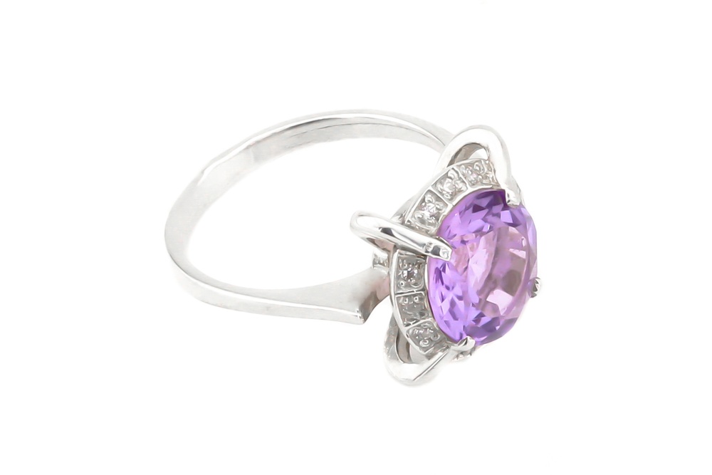Серебряное кольцо с фиолетовым круглым аметистом и белыми фианитами 11334-2, 18 размер, 18, Фиолетовый