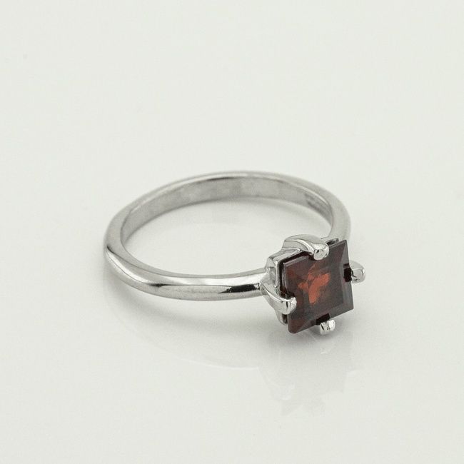 Серебряное кольцо Квадрат с гранатом 3101943-4gr, 17 размер