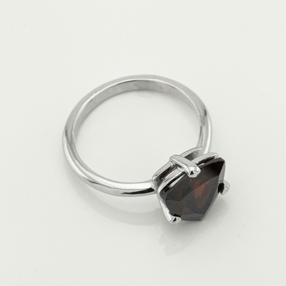 Серебряное кольцо Триллион с гранатом 3101993-4gr, 16 размер
