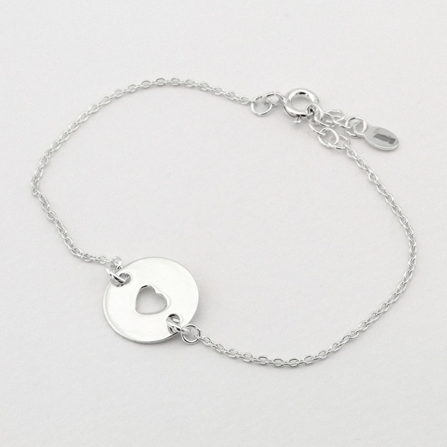 Серебряный браслет-цепь "Круг с резным сердцем" с сердечком B15428, 17 размер