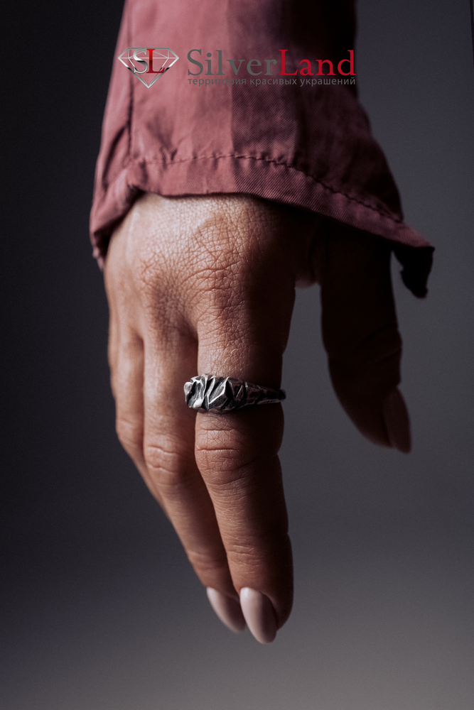 Авторское кольцо "EJ Strain" напоминающее камень из черненого серебра Арт. 1090EJ размер 17