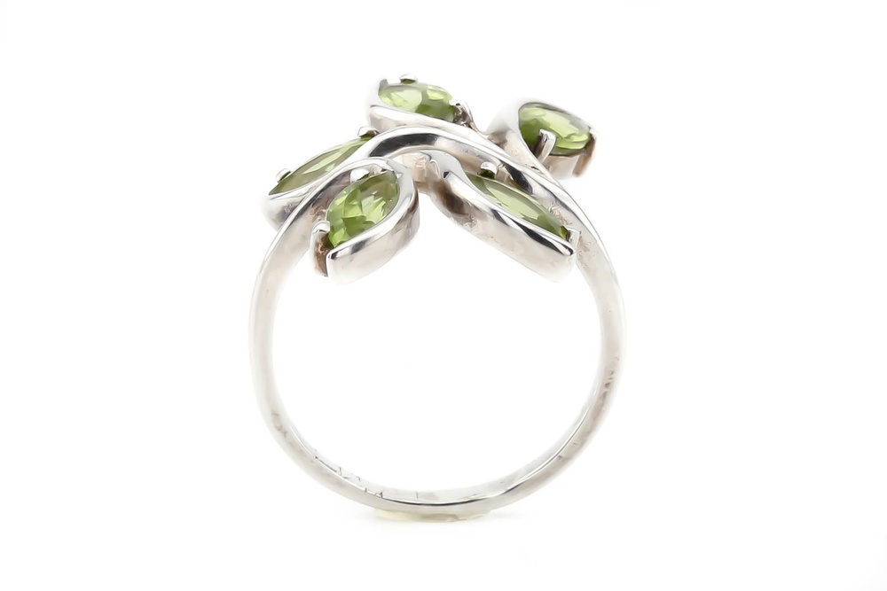 Срібний перстень Листочки з зеленими хрізалітами маркіз 11474, 18,5 розмір