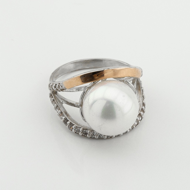 Серебряное кольцо с жемчугом и фианитами с золотыми накладками к482ж, 17,5 размер