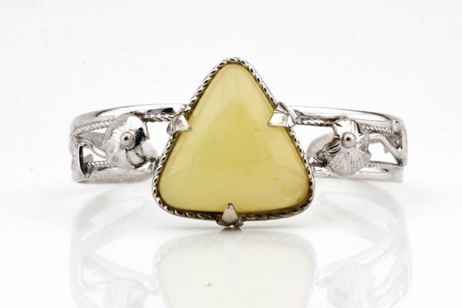 Жесткий незамкнутый браслет из серебра с желтым янтарем треугольной формы 15167, Желтый