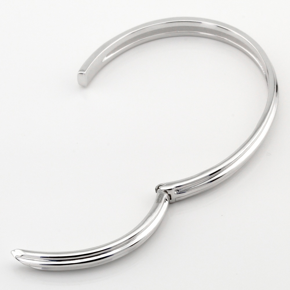 Жорсткий срібний браслет родований без вставок B15528