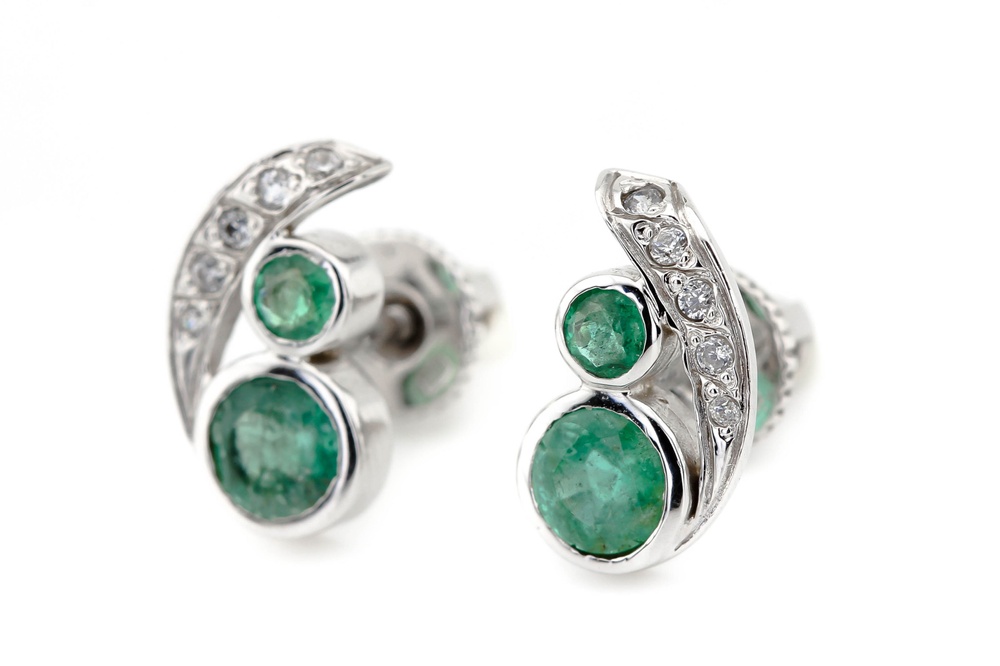 Золоті сережки-гвоздики фігурні зі смарагдами та фіанітами 121024, Зелений|Білий