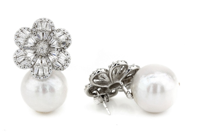 Срібні сережки-пусети Квітка з бароковими перлами СС12076, Білий