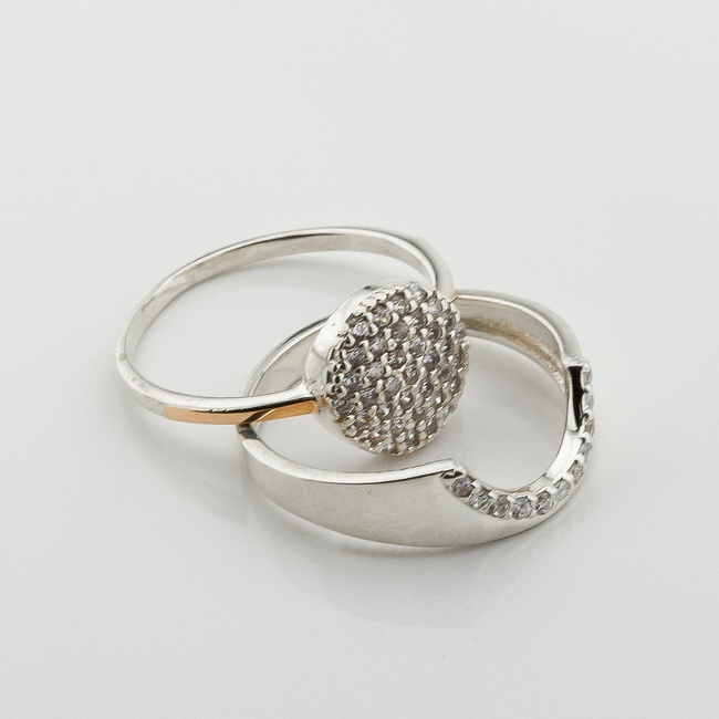 Двойное серебряное кольцо с фианитами с золотыми накладками к745ф, 16,5 размер