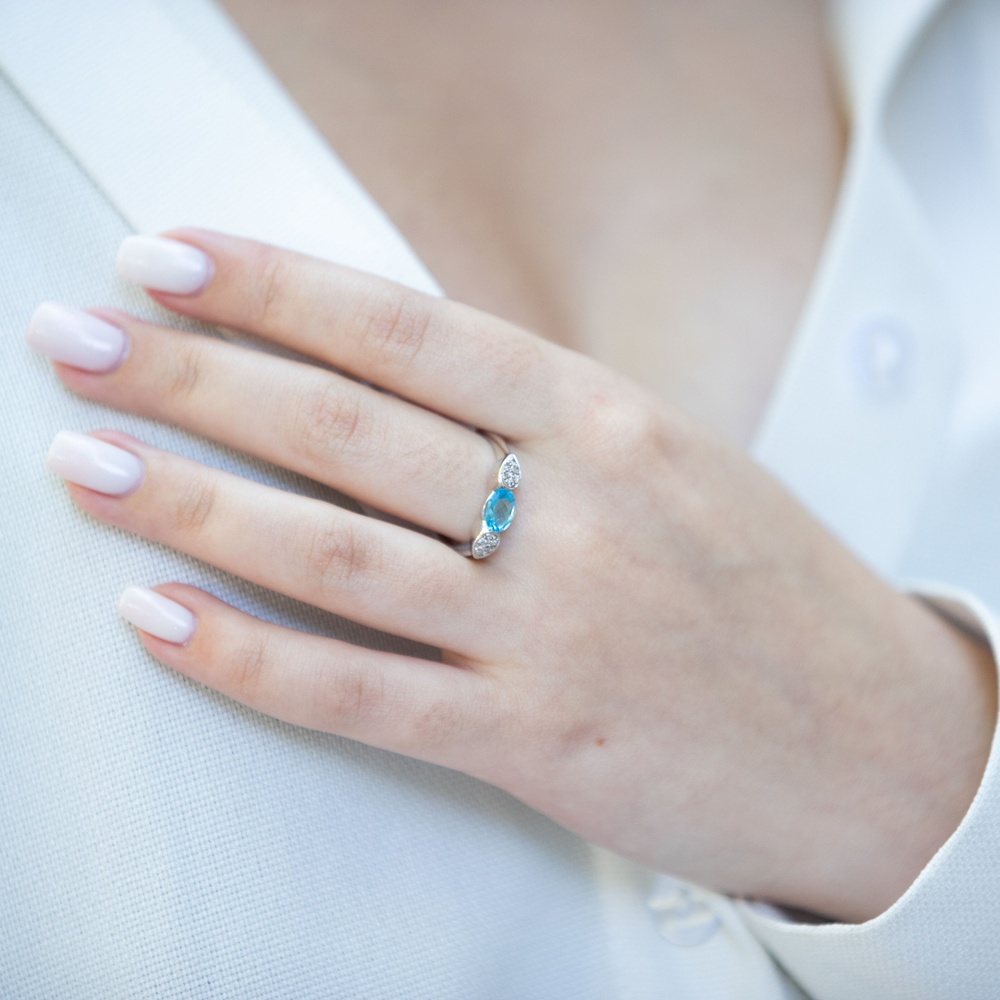 Кольцо из белого золота 750 с голубым овальным топазом и бриллиантами YZ11608, 17,5 размер