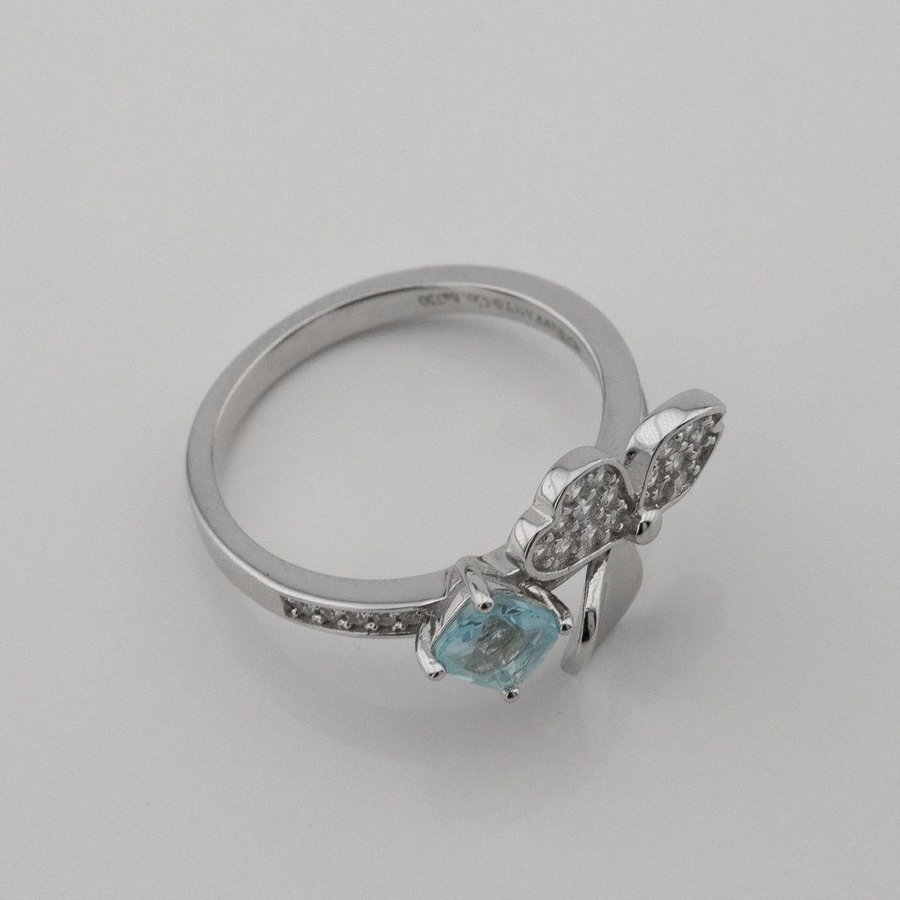 Серебряное кольцо Цветок белый с голубым фианитом k111600, 17 размер