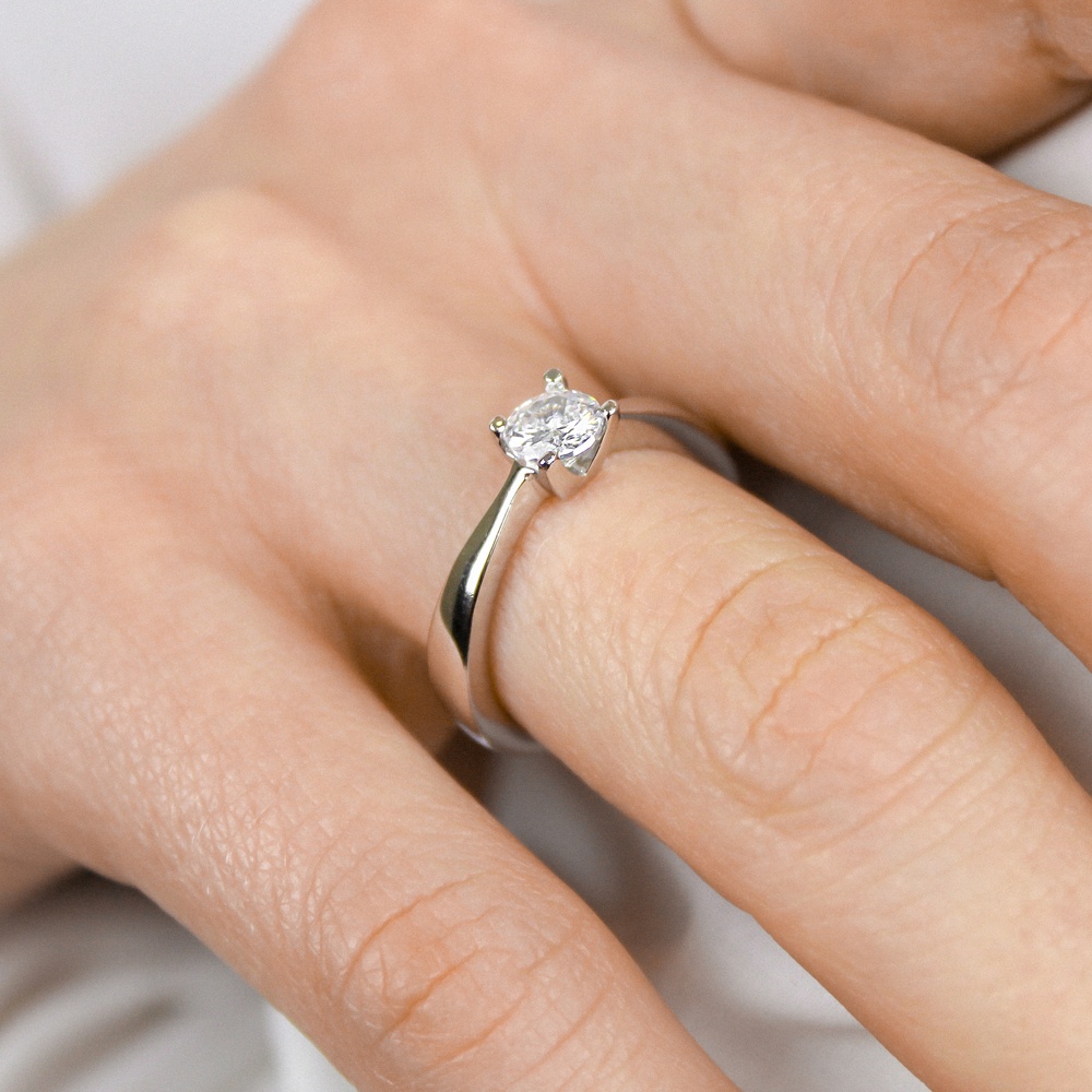 Серебряное классическое кольцо с выступающим камнем белым фианитом K11740, 16,5 размер