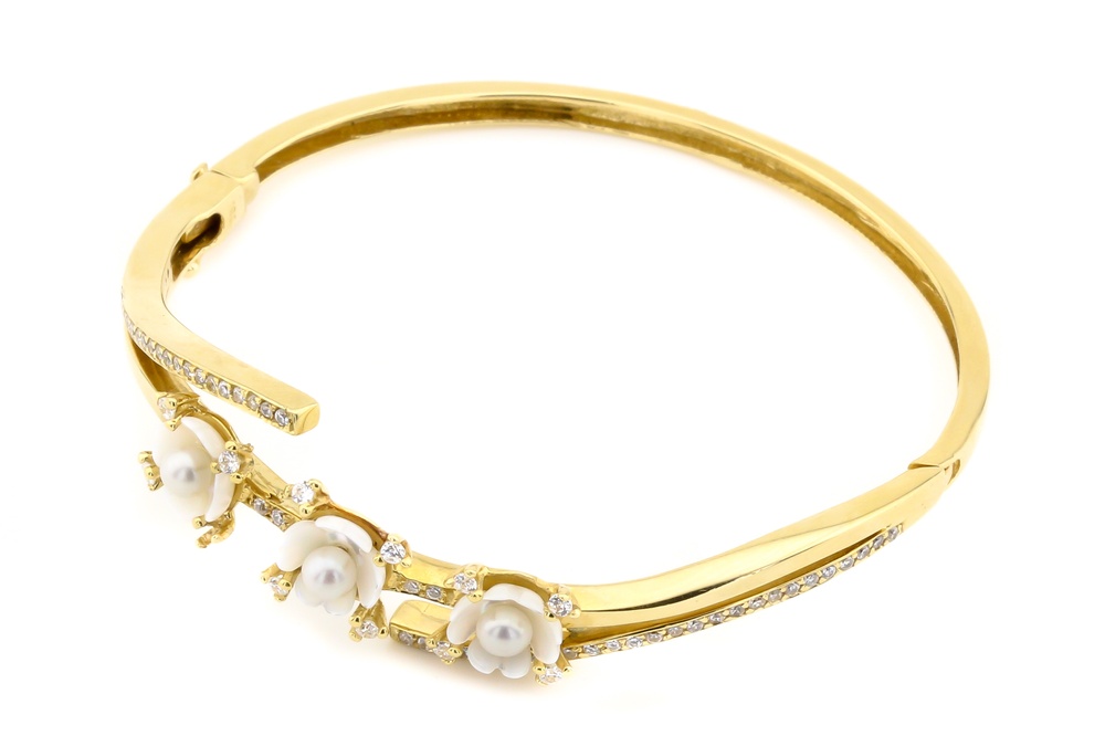 Тонкий браслет з жовтого золота з квітами з перлами та фіанітами жорсткий КВ15192, Білий