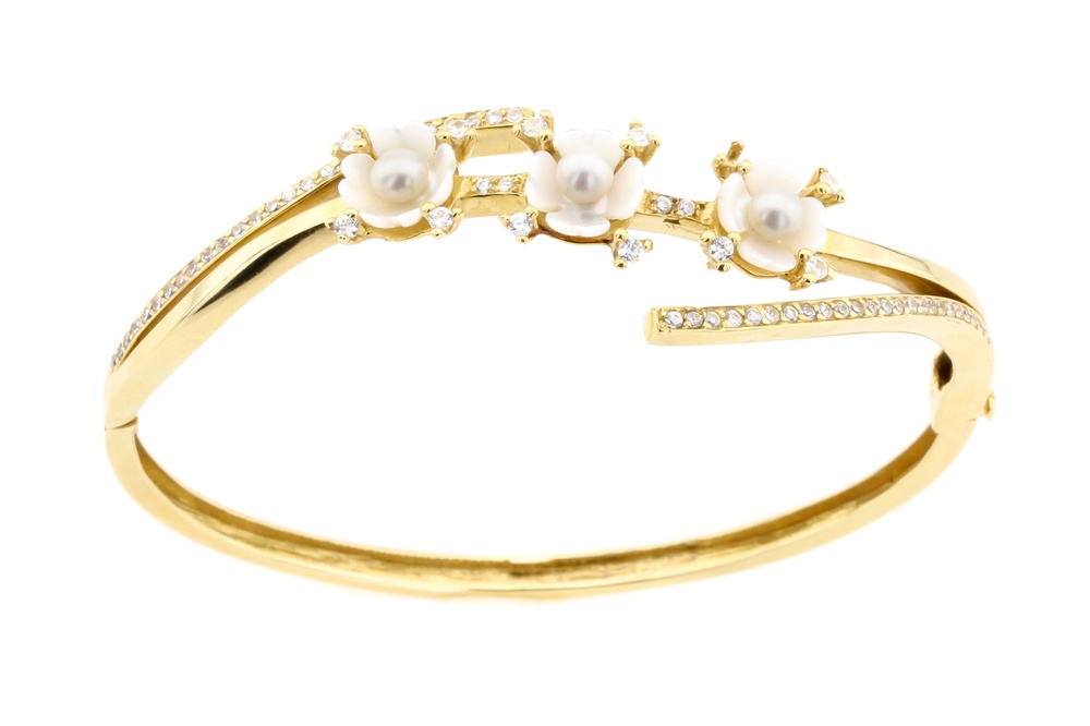 Тонкий браслет з жовтого золота з квітами з перлами та фіанітами жорсткий КВ15192, Білий