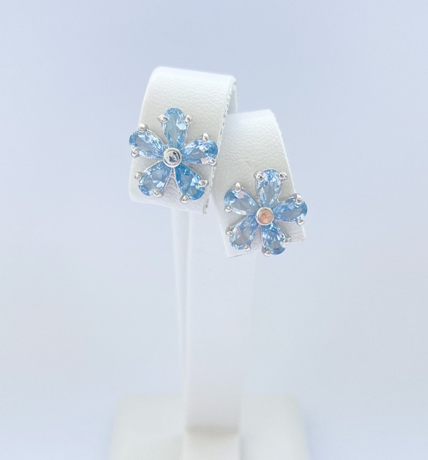 Серебряные серьги пусеты (гвоздики) Цветок светлый голубой с фианитами с23081-Н, Голубой