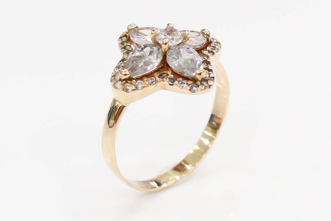 Золотое кольцо "Цветок" с белыми фианитами КК11004, 18 размер