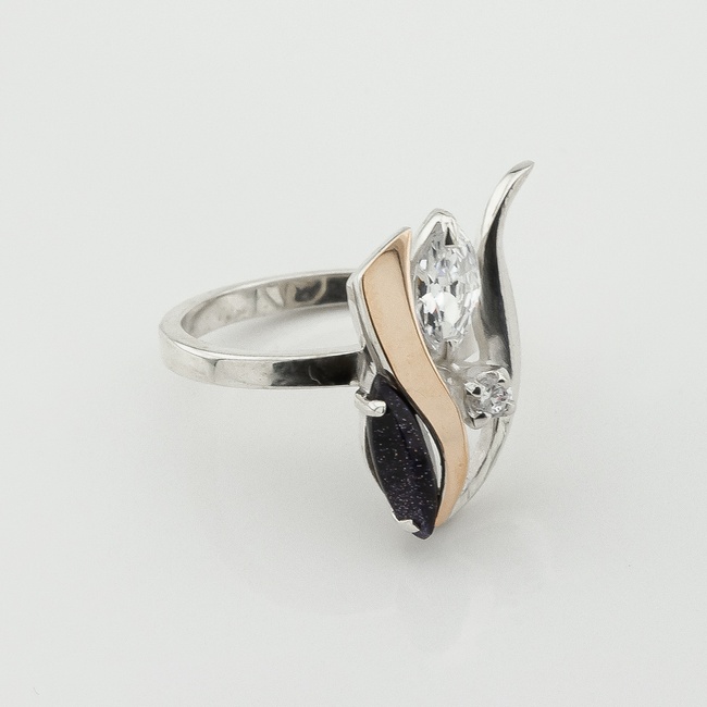 Серебряное кольцо с авантюрином и фианитами с золотыми накладками к261нк, 16,5 размер
