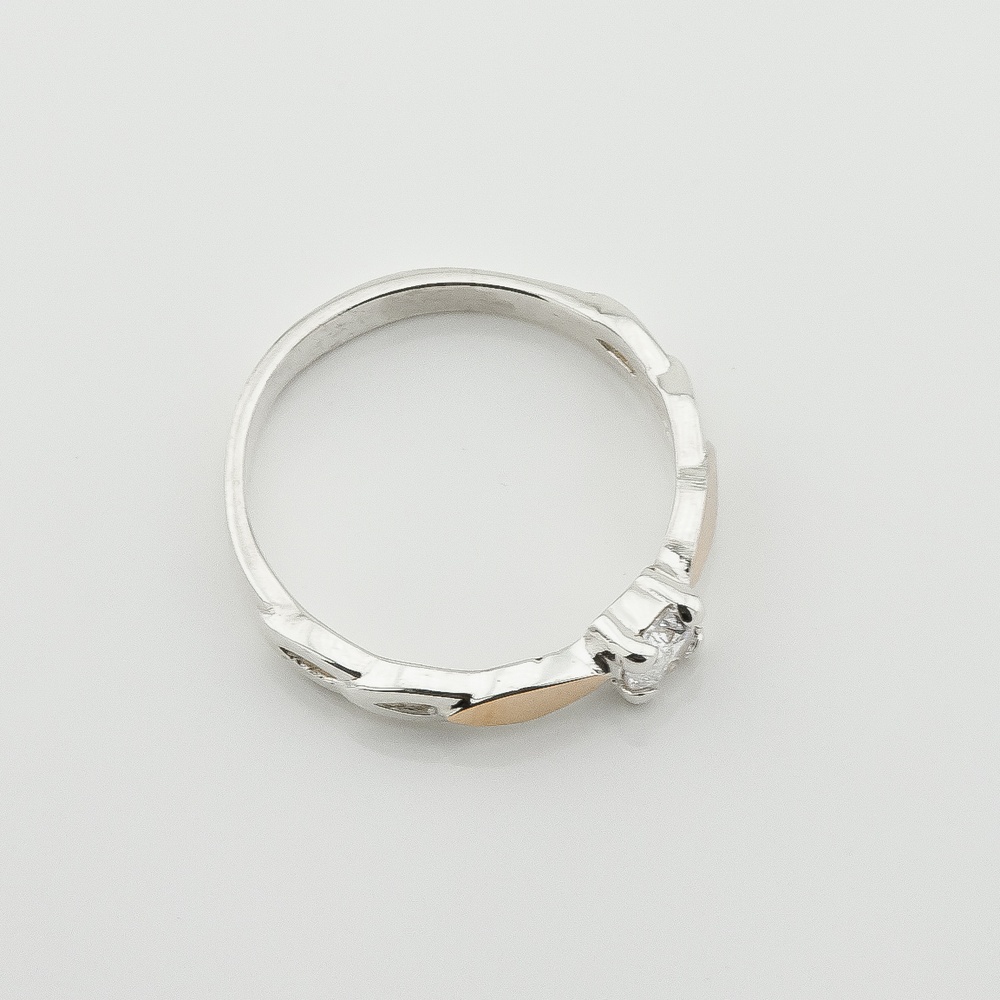 Серебряное кольцо с фианитом с золотыми накладками к896ф, 16,5 размер