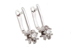 Класичні сережки з білого золота з діамантами за формою квітки EO08787, Білий